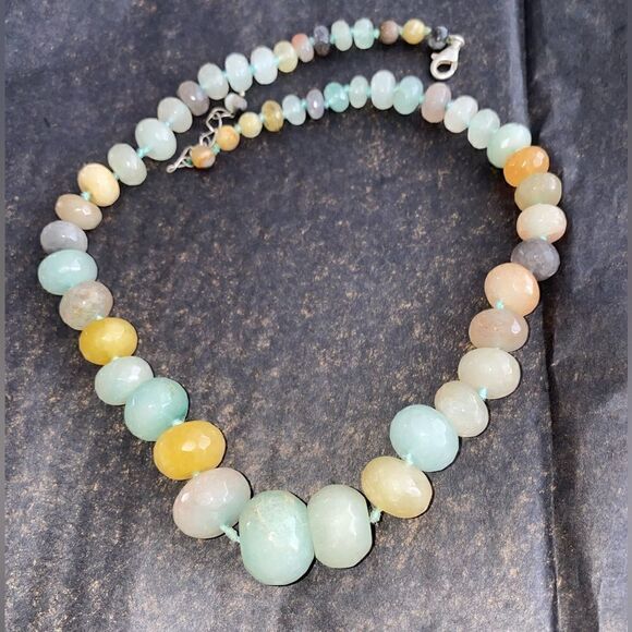 18” adj clasp graduated jade/quartz silk knotted necklace. - Picture 8 of 10